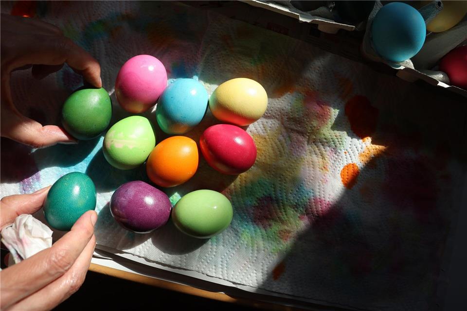 Ostern sicher genießen: Hygiene ist essenziell, um Salmonellen-Infektionen zu vermeiden.picture alliance/dpa