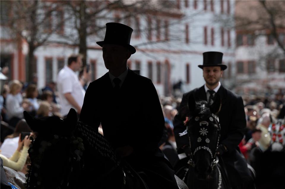 Osterreiter tragen traditionell am Ostersonntag in Prozessionen die Botschaft von der Auferstehung Christi in die Nachbarpfarrei. Sebastian Kahnert/dpa