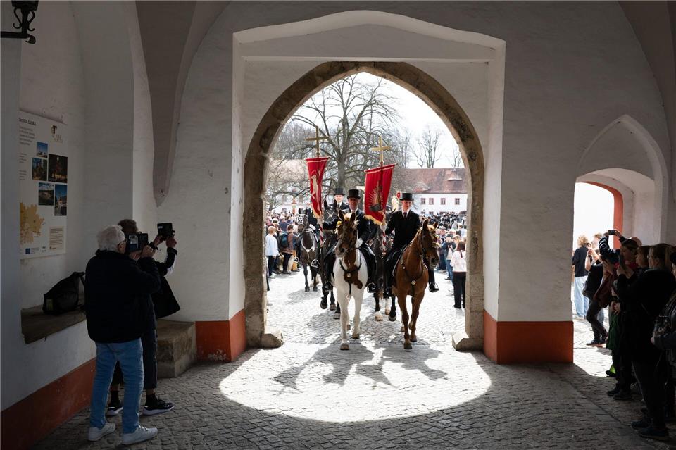 Osterreiter tragen traditionell am Ostersonntag in Prozessionen die Botschaft von der Auferstehung Christi in die Nachbarpfarrei.  Sebastian Kahnert/dpa
