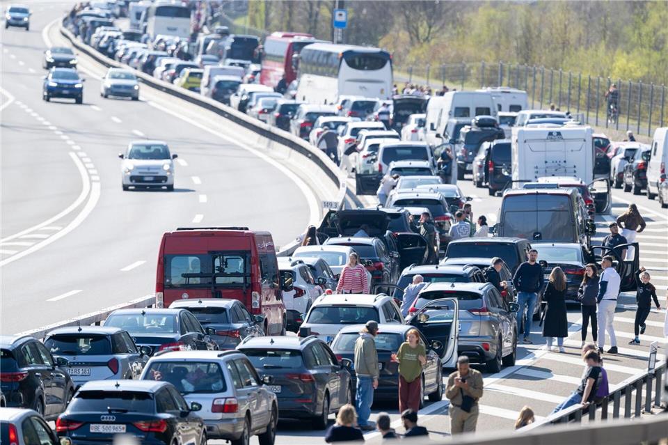 Osterstau vor dem Gotthardtunnel: Kilometerlange Kolonne auf der A2Urs Flueeler/KEYSTONE/dpa