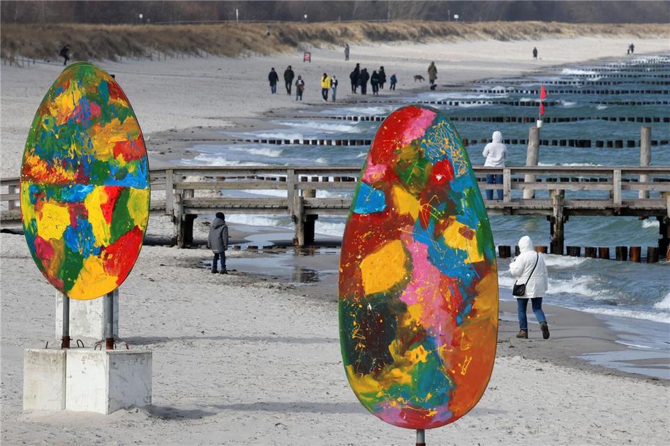Osterstimmung in Zingst: XXL-Eier am Strand begrüßen den ersten Touristenhöhepunkt des Jahres.Bernd Wüstneck/dpa