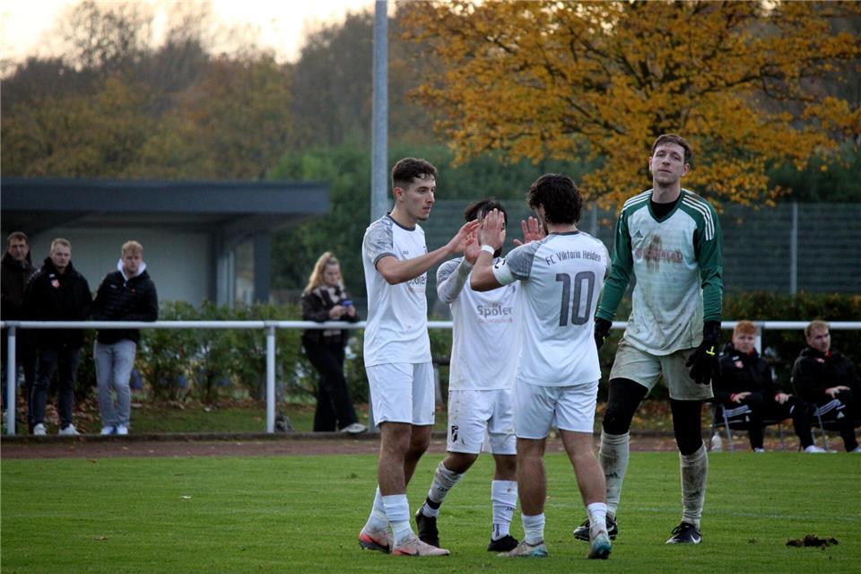 Osterwick – hier Westfalia-Schlussmann Bent Schulte (rechts) – ist bedient, während der Heidener Torschütze zum 4:1-Endstand Benet Osmania seine Teamkollegen abklatscht.