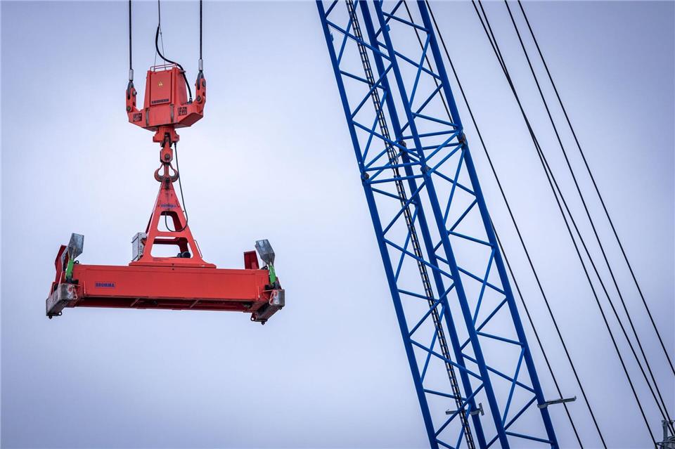 Ostseehäfen wie Rostock befinden sich laut ZDS in der Transformation. (Archivbild) Jens Büttner/dpa