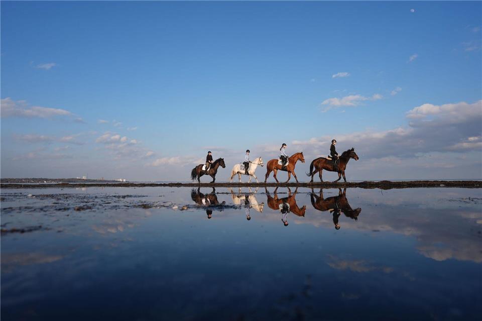 Ostseereiter am StrandMarcus Brandt/dpa