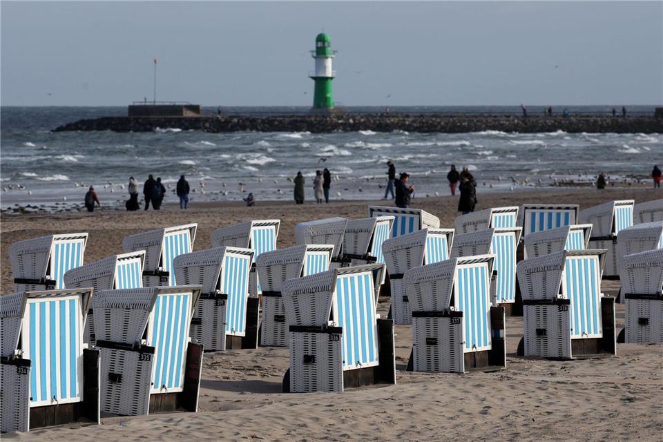 Ostseestrand in Warnemünde. Nicht überall blieben die Strandkörbe stehenBernd Wüstneck/dpa