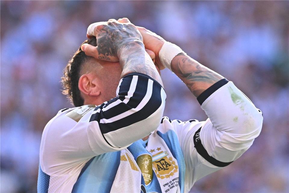 Otamendi ärgert sich nicht nur über sich selbst.Tom Weller/dpa