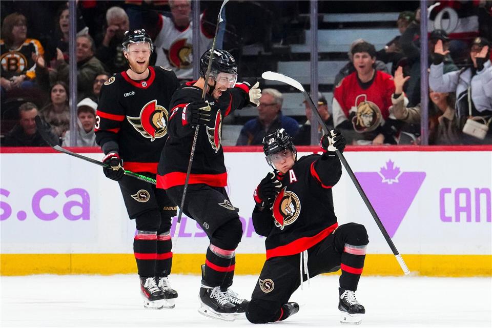 Ottawas Tim Stützle sorgte mit seinen beiden Treffern für das Ende der Siegesserie der Boston Bruins und Trainer Marco Sturm.Sean Kilpatrick/The Canadian Press/AP/dpa
