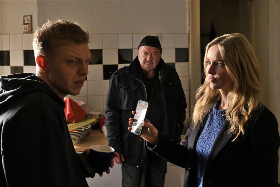 Otto (Florian Martens) und Linett (Stefanie Stappenbeck) wollen von Falk Becker (Leonard Kunz, links) wissen, was er mit der beschädigten Haustechnik zu tun hat.Hardy Spitz/ZDF/dpa