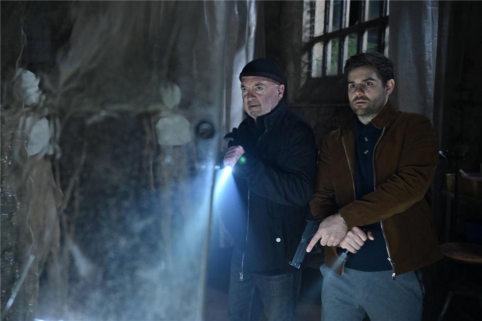 Otto Garber (Florian Martens, l) und Nils Makowski (Lucas Reiber) bietet sich ein schockierender Anblick.Hardy Spitz/ZDF/dpa