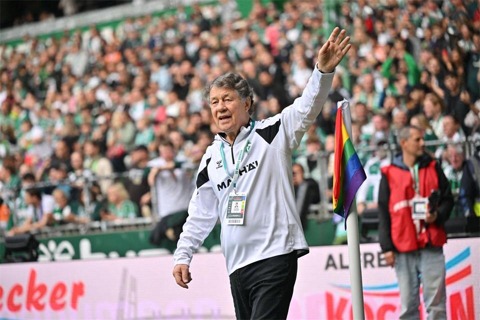 Otto Rehhagel wurde von den Fans gefeiert.Sina Schuldt/dpa
