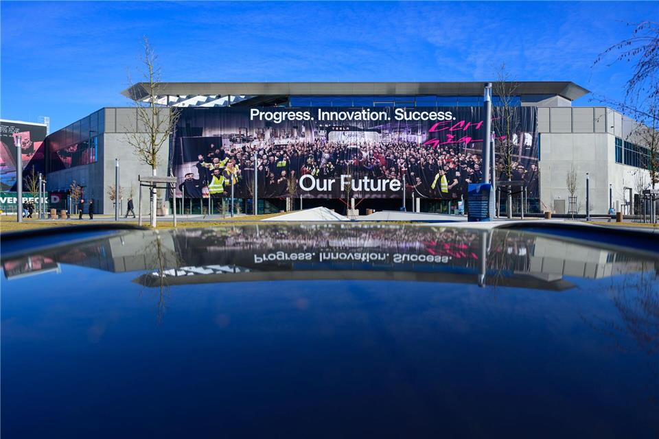 „Our Future“ (Unsere Zukunft) steht in großen Buchstaben an der Tesla-Fassade. Im Werk hat die Betriebsratswahl im Zeichen des tiefen Konflikts mit der IG Metall begonnen. Patrick Pleul/dpa