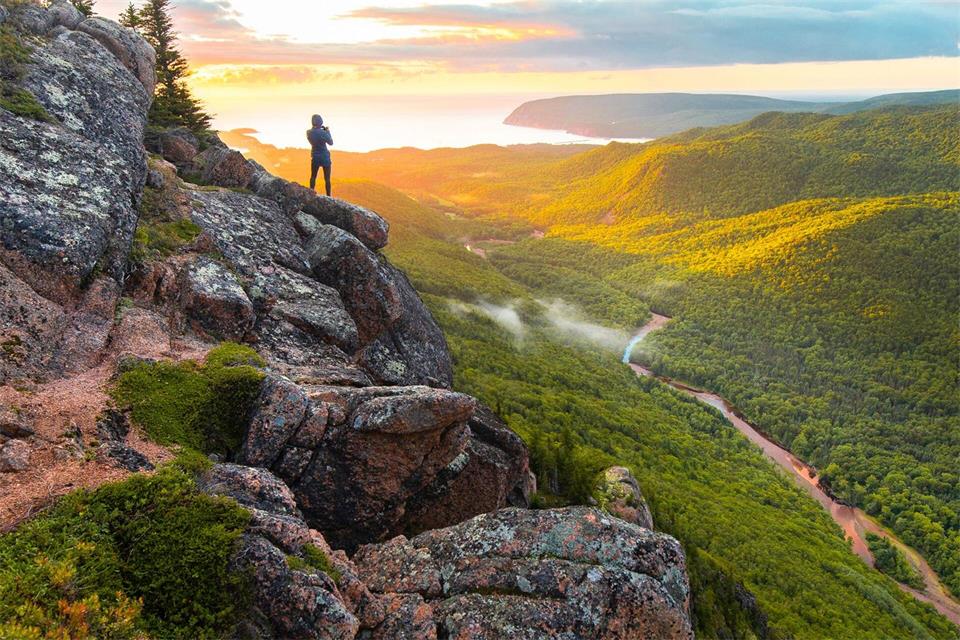 Outdoor, wie man es sich vorstellt: Wanderer im Cape Breton Highlands National Park.Kyler McGregor/Tourism Nova Scotia/dpa-tmn