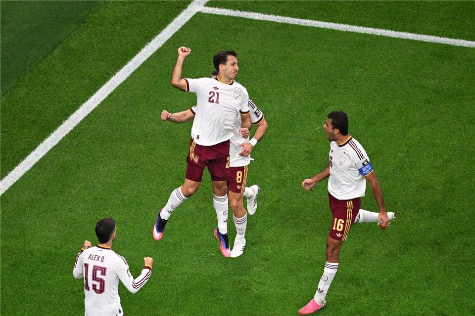 Oyarzabal (Mitte) bejubelte seinen Elfmetertreffer zum 1:0 ausgelassen.Jessica Tobias/AP/dpa