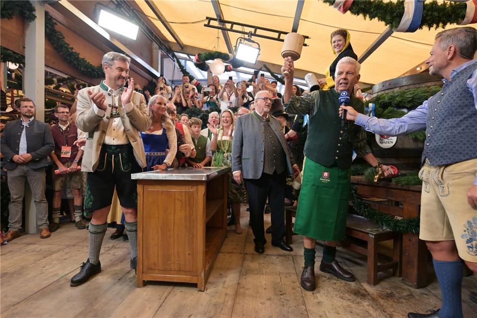 „O’zapft is“ - wegen dieser Szene kennen Menschen weltweit Dieter Reiter. (Archivbild)Peter Kneffel/dpa
