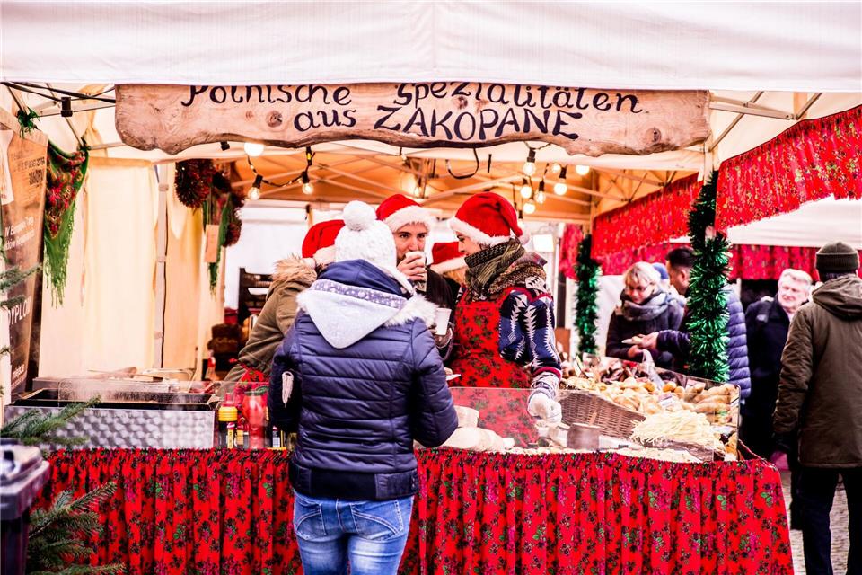 Mal anders: 16 ungewöhnliche Weihnachtsmärkte in Deutschland P wie Polen und Piroggen: Auch die Kulinarik auf dem Sternenmarkt ist landestypisch.Angelique Preau/BKG Sternenmarkt/dpa-tmn