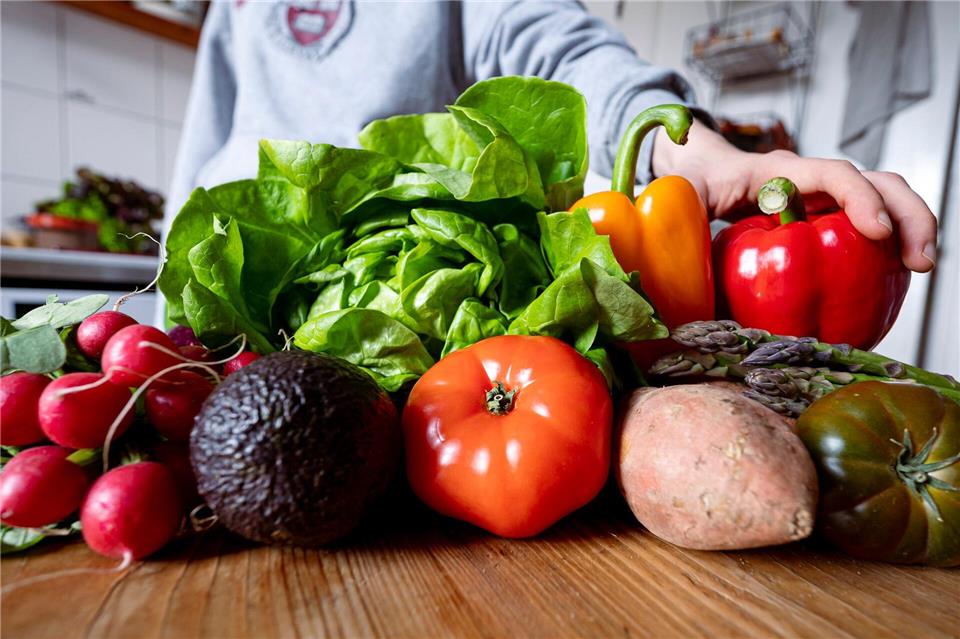 PCOS erfolgreich managen - dazu gehört oft auch eine Ernährungsumstellung. picture alliance/dpa