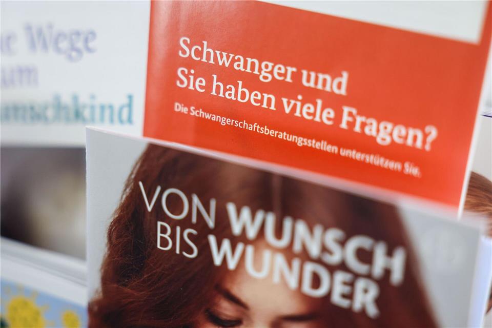 PCOS kann eine Schwangerschaft auf natürlichem Wege zwar erschweren. Das bedeutet aber nicht zwangsläufig, dass der Kinderwunsch von Betroffenen unerfüllt bleibt. picture alliance/dpa