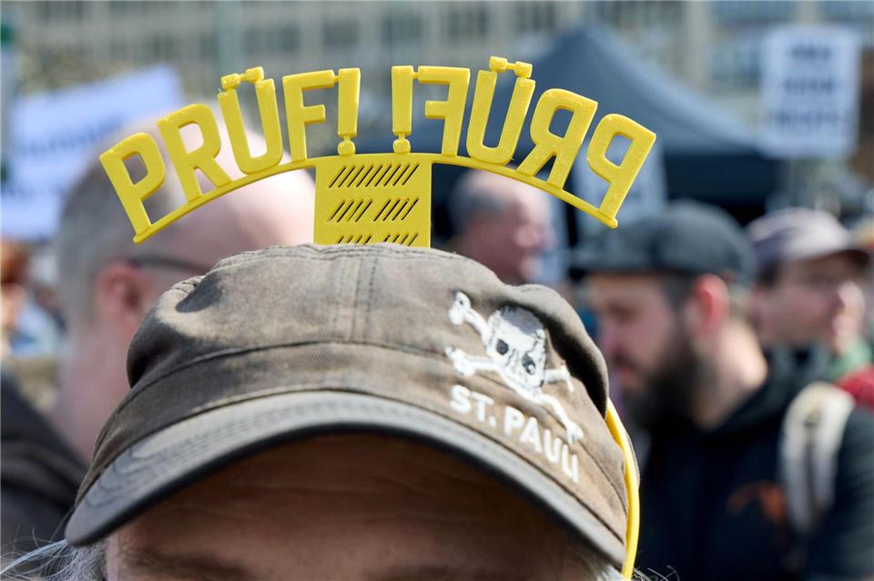 „PRÜF“ steht Veranstalterangaben zufolge für „Prüfung Rettet Übrigens Freiheit!“. Georg Wendt/dpa