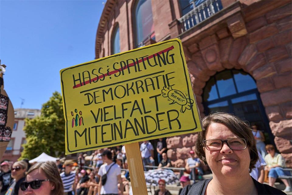 „PRÜF“ steht Veranstalterangaben zufolge für „Prüfung Rettet Übrigens Freiheit!“. (Archivbild)Sascha Ditscher/dpa