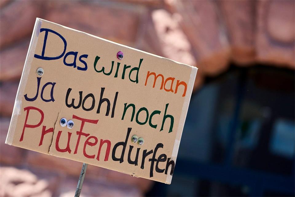 „PRÜF“ steht Veranstalterangaben zufolge für „Prüfung Rettet Übrigens Freiheit!“. (Archivbild)Sascha Ditscher/dpa
