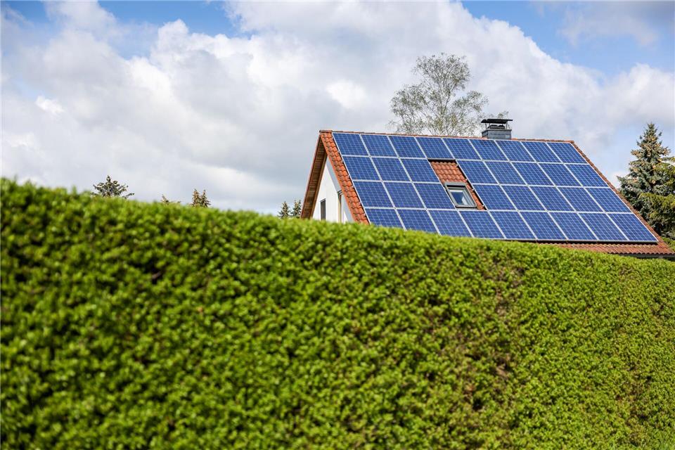 PV-Anlagen können sich auch bei Installation ab dem 1. Januar 2027 noch lohnen - insbesondere dann, wenn ein Großteil des produzierten Stroms selbst verbraucht wird.picture alliance/dpa/dpa-Zentralbild