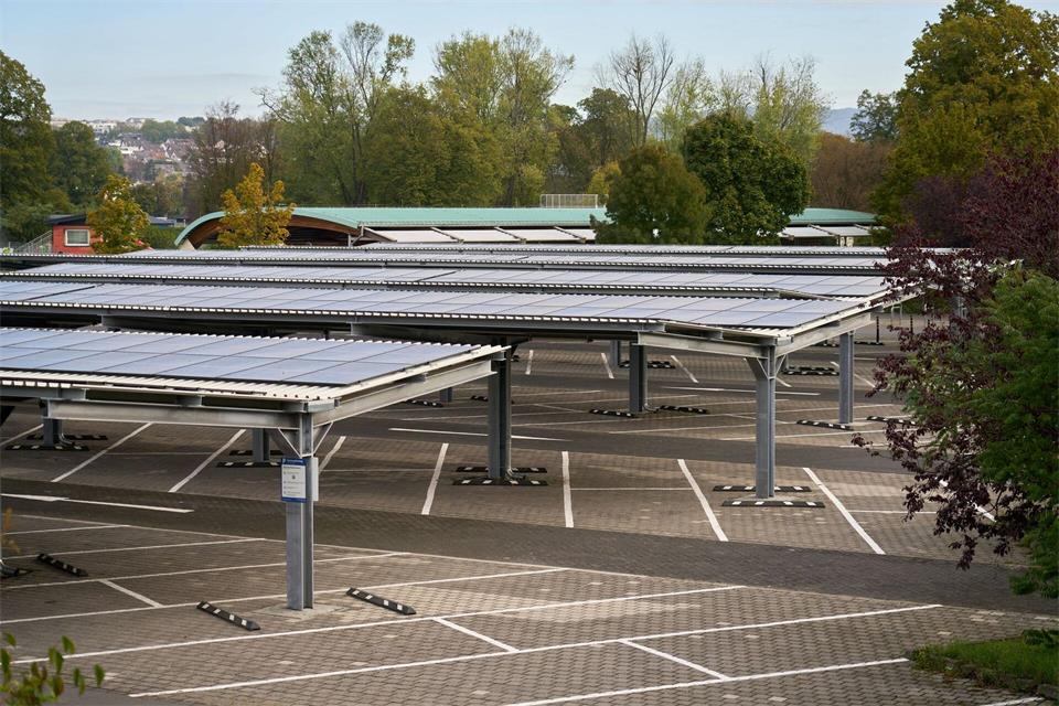 PV-Anlagen über Parkplätzen ermöglichen eine doppelte Nutzung einer Fläche. Sascha Ditscher/dpa