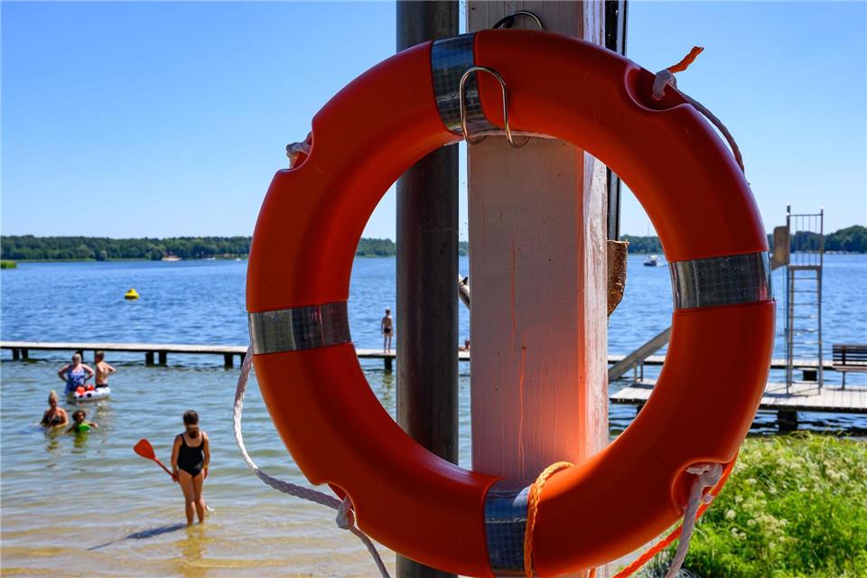 „Pack die Badehose ein“ -  im Mai geht die Saison an Seen und in Freibädern los. (Archivbild)Patrick Pleul/dpa