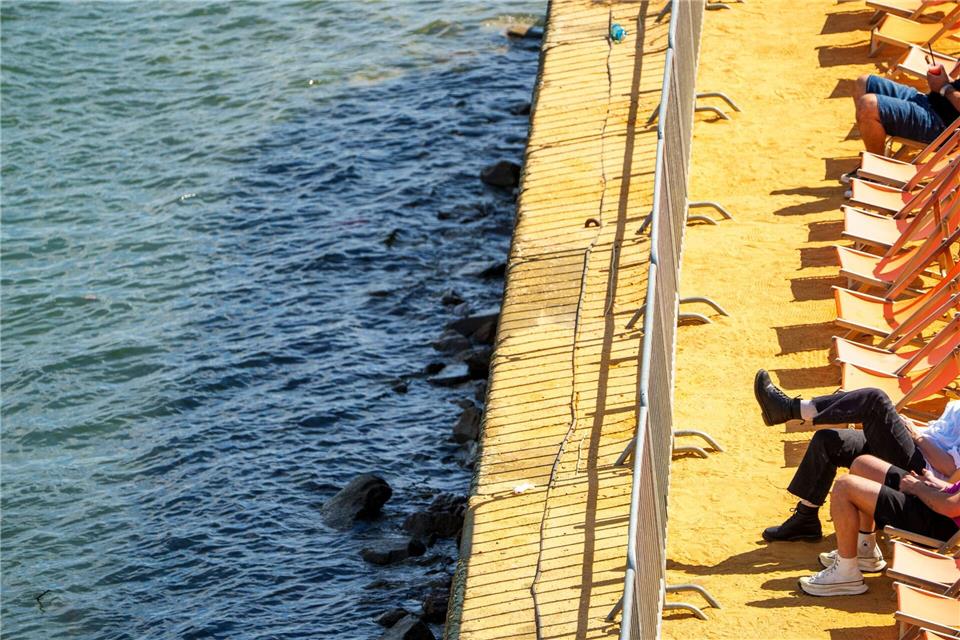 Ausflugstipps für das Sommer-Comeback in Rheinland-Pfalz Pack die Liegestühle aus - und vielleicht auch die Badehose. Der Spätsommer gibt noch einmal alles. (Archivbild)Andreas Arnold/dpa