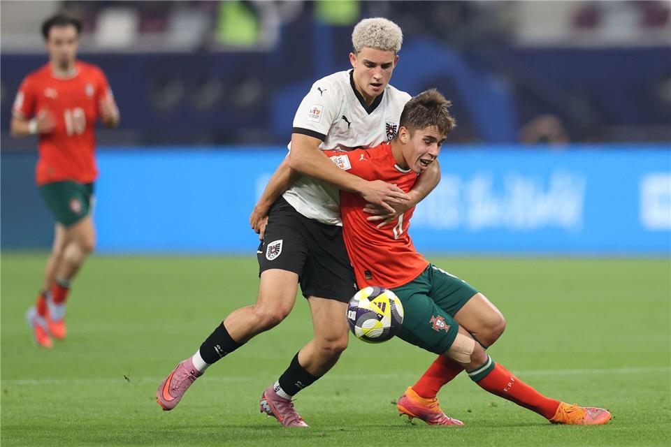 Packendes U17-WM-Finale: Österreichs Nicolas Jozepovic (l) im Duell mit Portugals Rafael Quintas.Hussein Sayed/AP/dpa