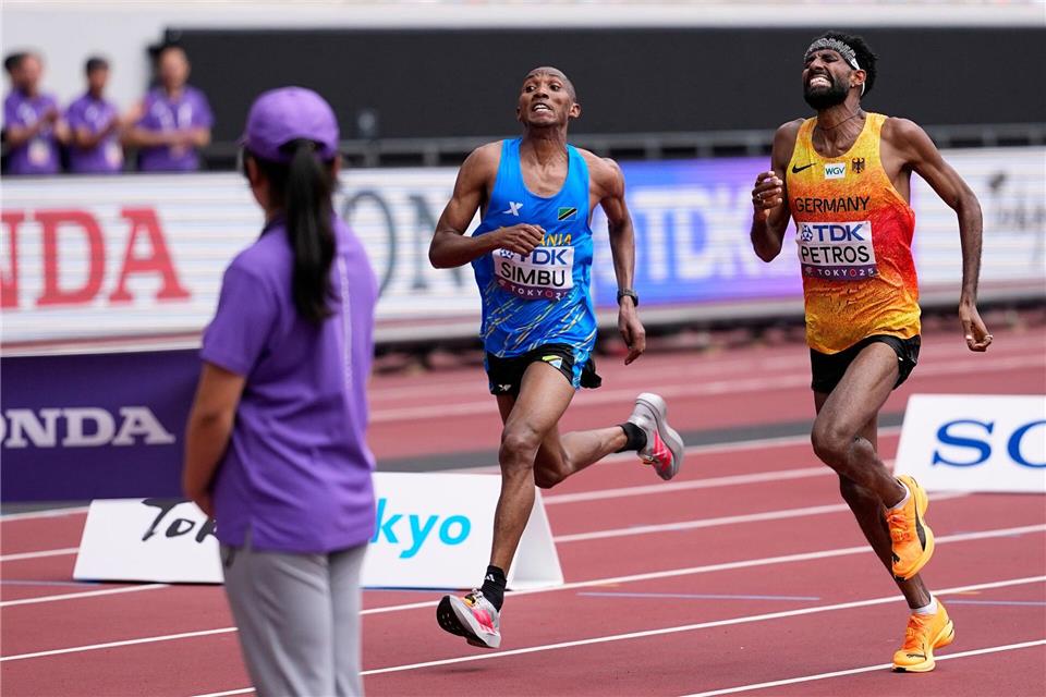 Packendes WM-Finish 2025 in Tokio beim Marathon: Alphonce Felix Simbu (l.) und Amanal Petros.  (Archivbild)Matthias Schrader/AP/dpa