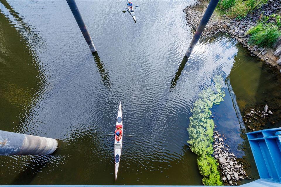 Paddler fahren von der Elbe kommend mit ihren Booten im Hafen von Dömitz bei Niedrigwasser in die Schleuse.Jens Büttner/dpa
