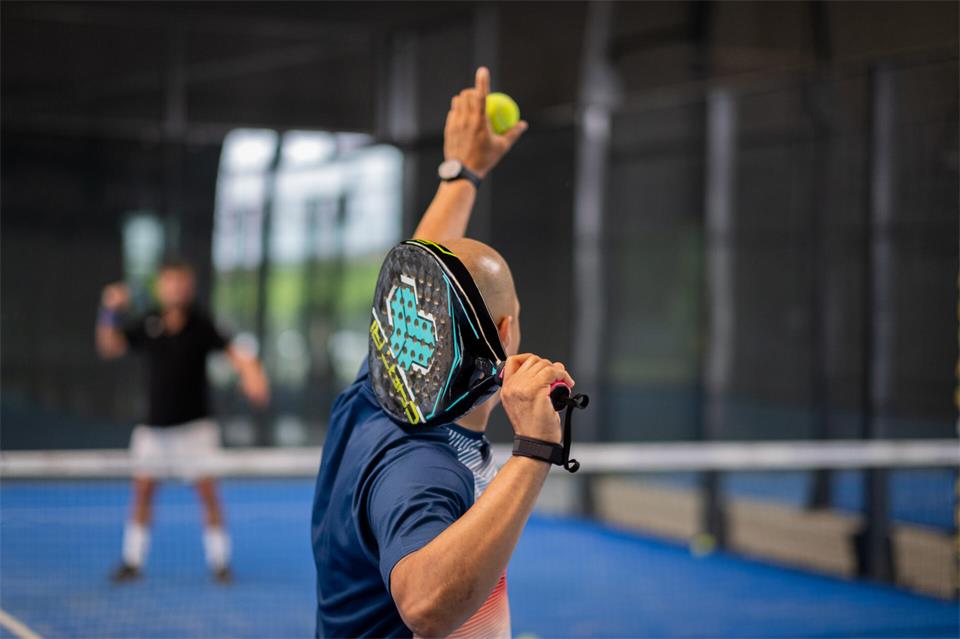 Padel ist eine Sportart, die mit Tennis vergleichbar ist und sich zunehmender Beliebtheit in Deutschland erfreut.