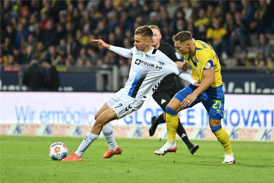 Paderborn Torschütze Filip Bilbija (l) im Zweikampf mit dem Braunschweiger Sven Köhler.Swen Pförtner/dpa