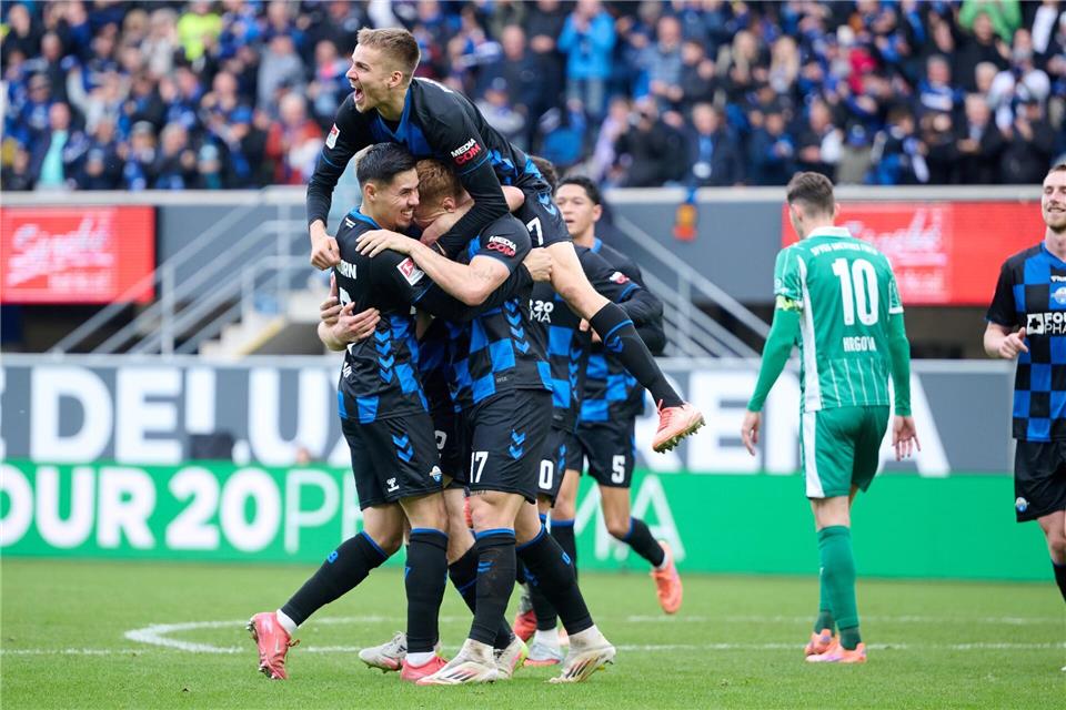 Paderborn jubelt über das Tor zum 1:0. Bernd Thissen/dpa