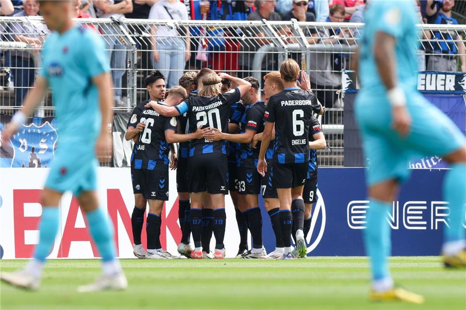 Paderborn jubelt über einen Treffer bei Viktoria Köln.Christoph Reichwein/dpa