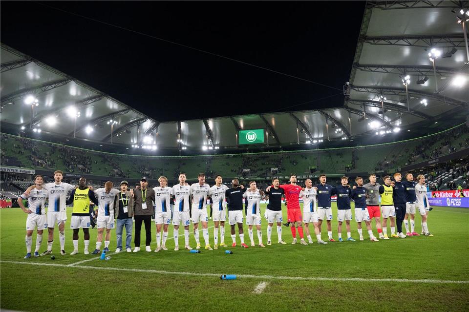Paderborner Freude über das 0:0 in Wolfsburg.Julian Stratenschulte/dpa