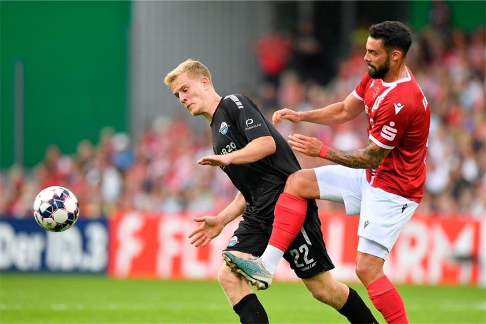 Paderborns Mattes Hansen (l) setzte sich mit seinem Team mit 7:0 gegen Energie Cottbus durch.