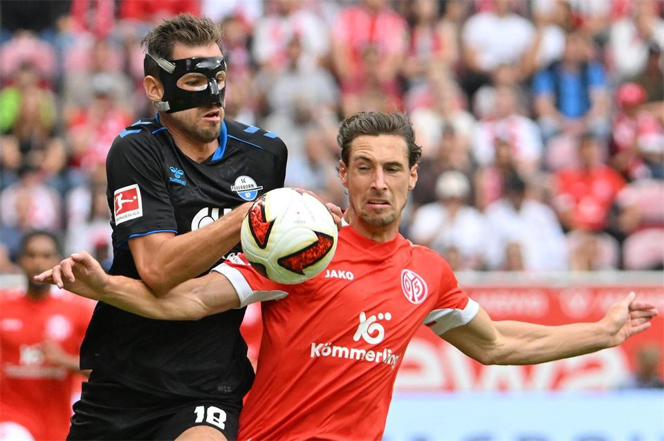 Paderborns Pieringer und Kohr von Mainz 05 lieferten sich ein umkämpftes Duell.Torsten Silz/dpa