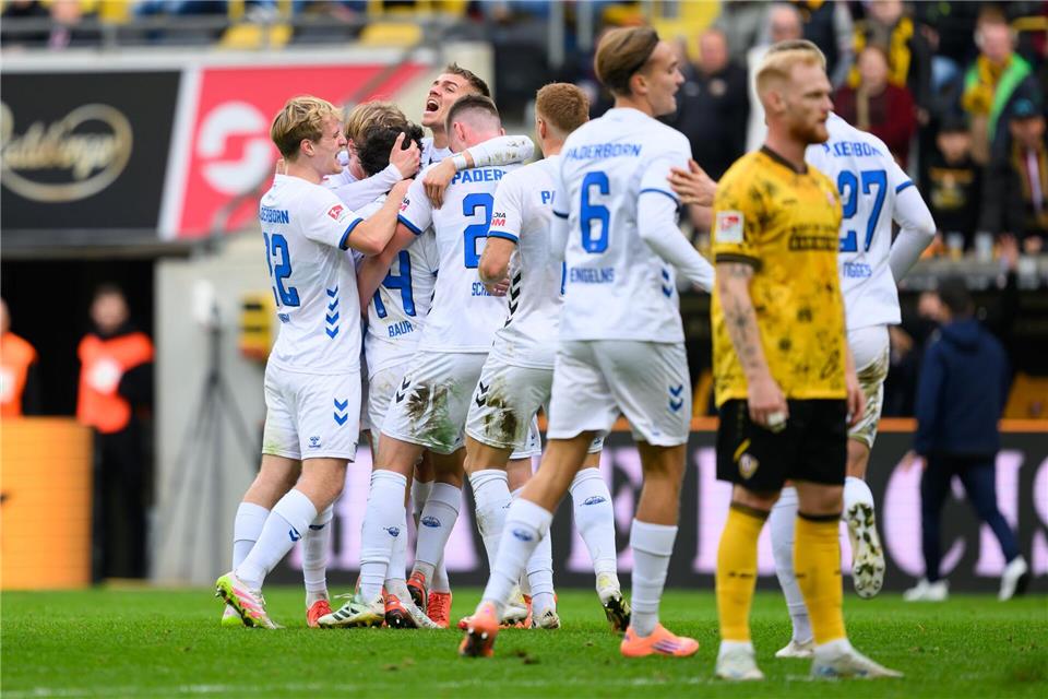 Paderborns Spieler umjubeln Mika Baur (SC Paderborn) nach seinem Tor zum 1:2.Robert Michael/dpa