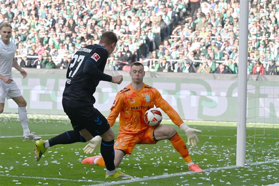 Paderborns Steffen Tigges scheitert am Bremer Torwart Karl Hein (r).Carmen Jaspersen/dpa