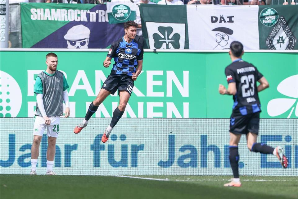 Paderborns Stürmer Stefano Marino bejubelt mit einem Sprung in die Luft sein Führungstor.Daniel Löb/dpa