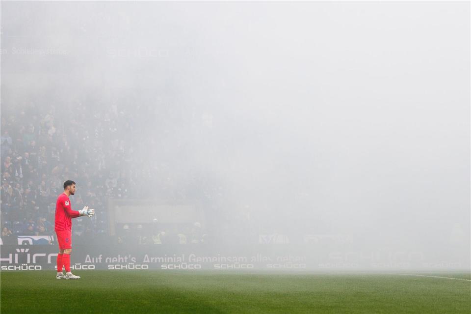 Paderborns Torwart Dennis Seimen im Nebel: Das Spiel wurde mit achtminütiger Verspätung angepfiffen.Friso Gentsch/dpa