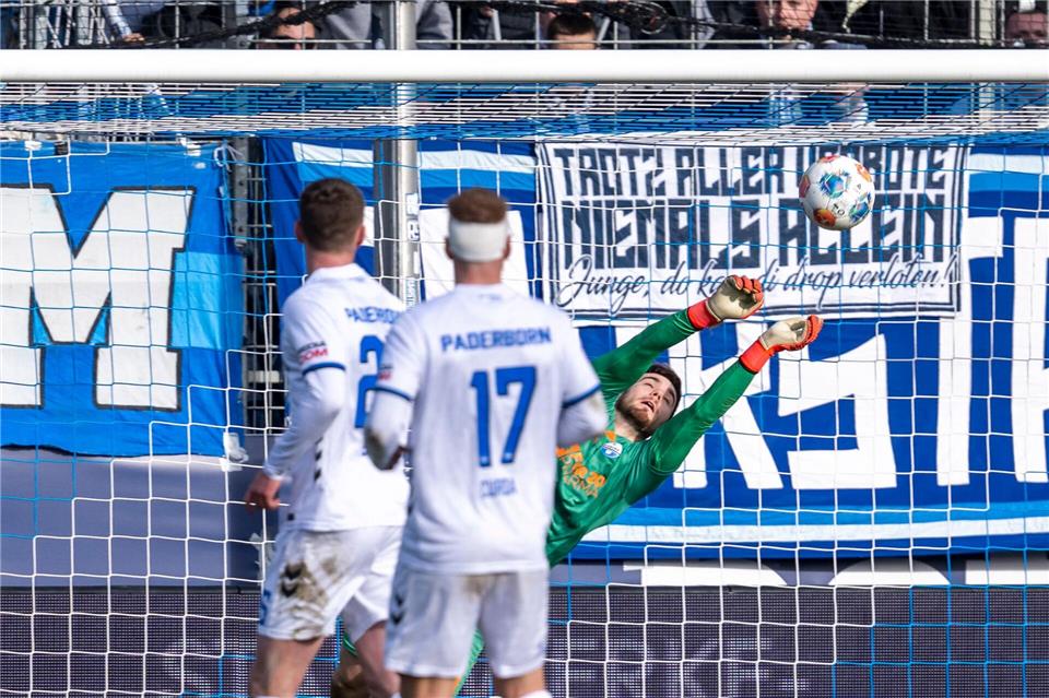Paderborns Torwart Dennis Seimen parierte zahlreiche Chancen der Bochumer. David Inderlied/dpa