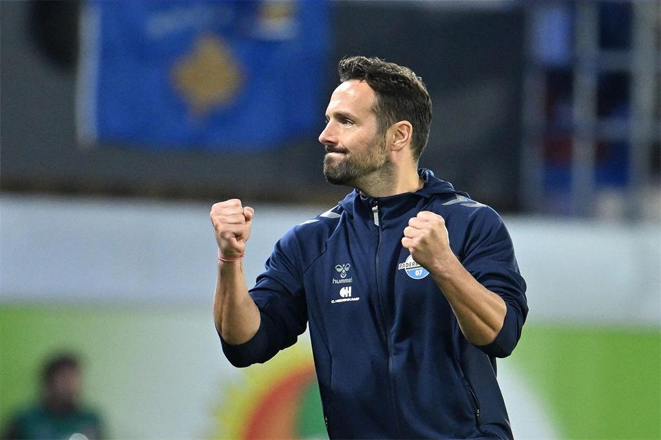 Paderborns Trainer Ralf Kettemann freut sich über den ersten Bundesliga-Sieg.Swen Pförtner/dpa