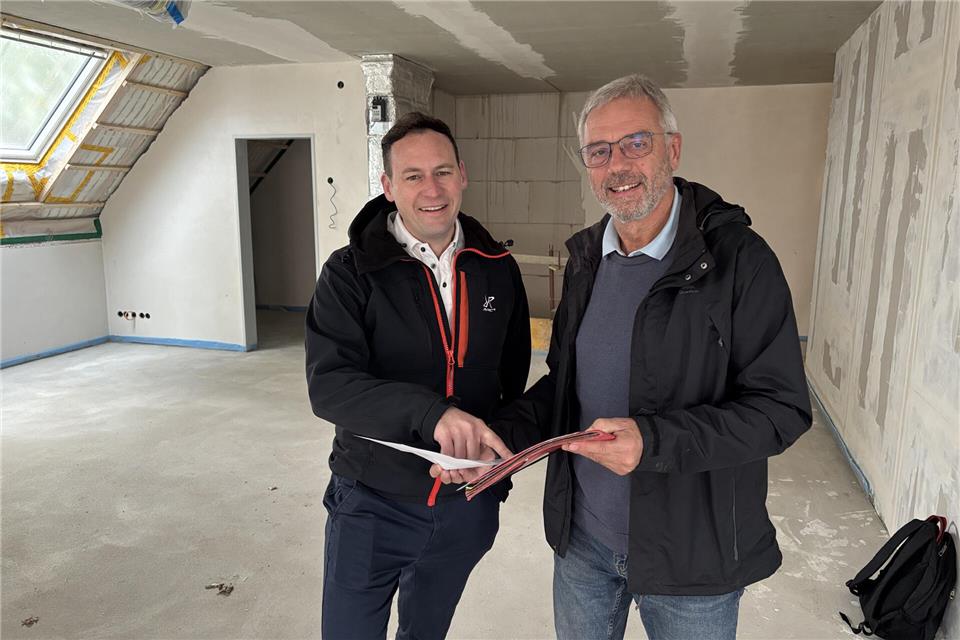Pächter Christian Lipfert (l.) und Projektleiter Peter Stöbel treffen sich regelmäßig auf der Baustelle des Dorfgemeinschaftshauses.