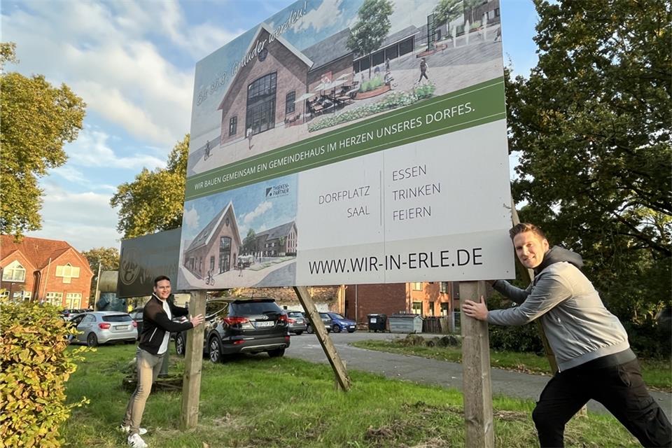 Pächter Christian Lipfert (li.) und Küchenchef Simon Ende wollen das Projekt im Erler Dorfkern umsetzen.