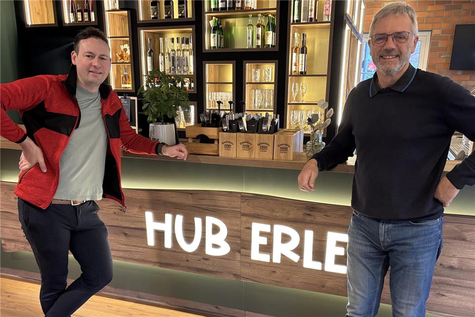 Pächter Christian Lipfert und Projektleiter Peter Stöbel stehen an einer der beiden Theken im Hub.