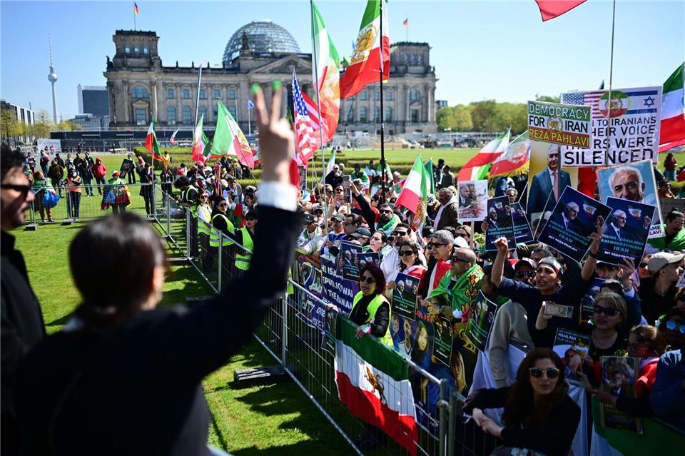 Pahlavis Unterstützer demonstrierten am Bundestag.Sebastian Gollnow/dpa