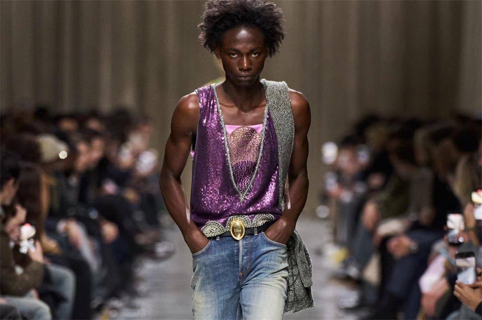 Pailletten und auffälliger Ausschnitt: auch fernab von Laufstegen ein Hingucker. Hier ein Beispiel aus der Herbst-/Winterkollektion 2026/2027 von Dior (Preis auf Anfrage).Dior/dpa-tmn