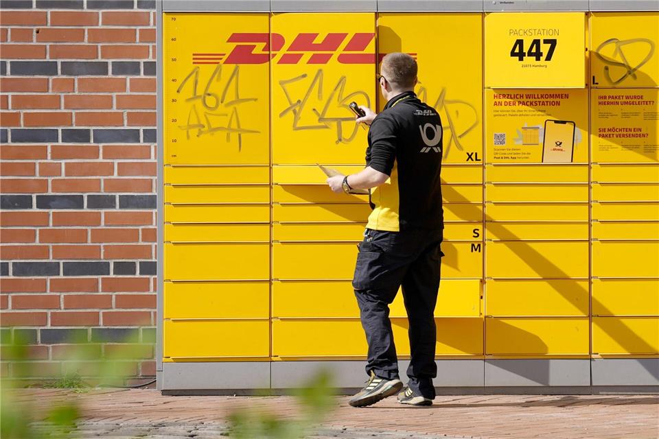 Paket- und Briefzusteller sind aufgrund der aktuellen Hitze besonders belastet. (Archivbild)Marcus Brandt/dpa